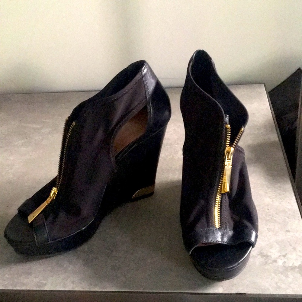 Vince camuto wedge pump black